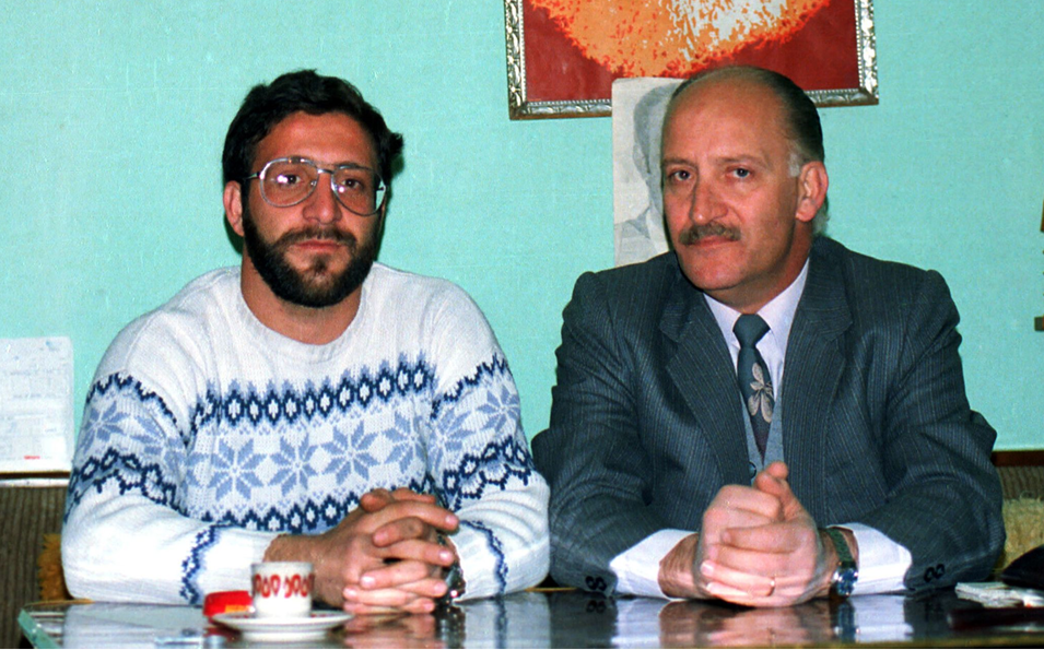 نصر الدين البحرة وابنه عمر في دمشق عام 1984