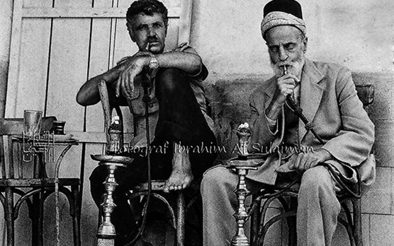 التاريخ السوري المعاصر - مدخنو النرجيلة في مقهى خبيني في دمشق عام 1989