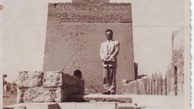 التاريخ السوري المعاصر - يوسف الدبيسي أمام منارة جامع الحاكم بأمر الله في القاهرة عام 1961