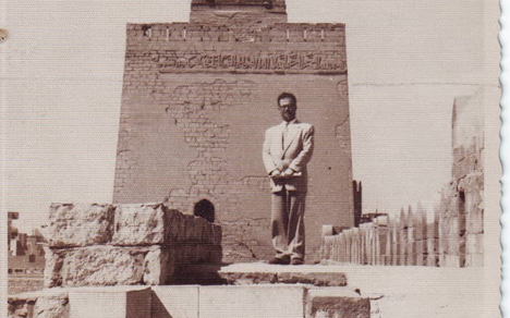 يوسف الدبيسي أمام منارة جامع الحاكم بأمر الله في القاهرة عام 1961
