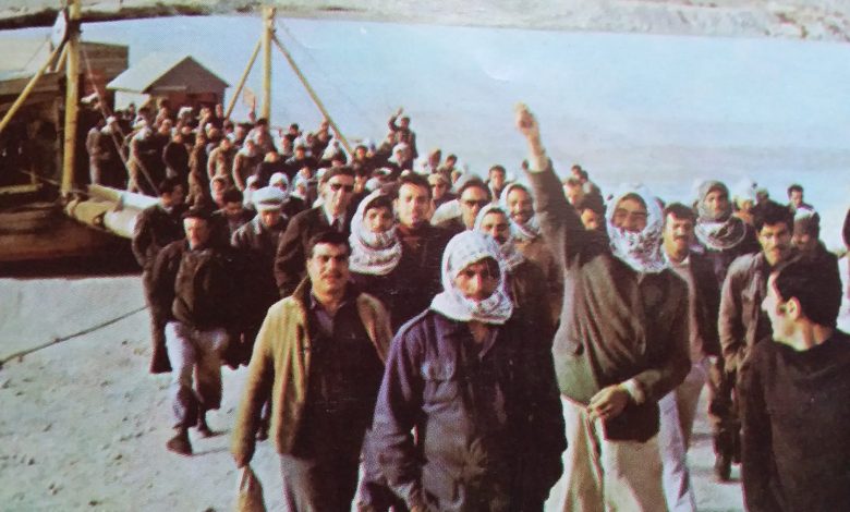 مجموعة من العاملين في سد الفرات عام 1972