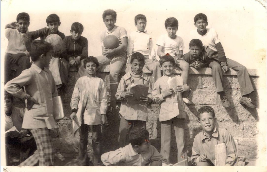 طلاب المدرسة الإعدادية الخيرية التابعة لوكالة غوث للاجئين في اللاذقية عام 1967م