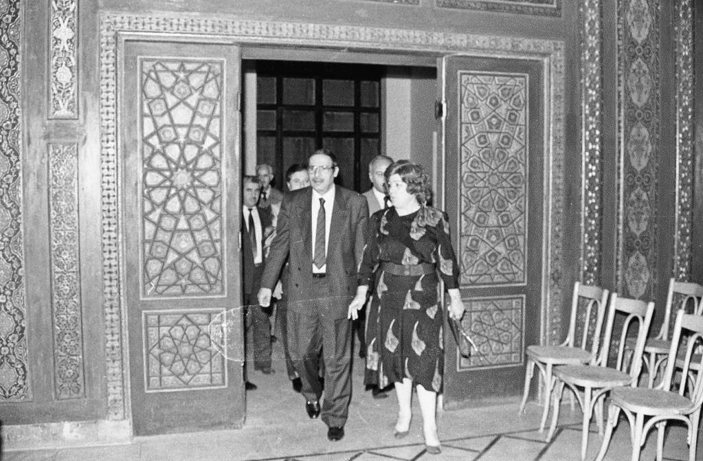 التاريخ السوري المعاصر - محمود الزعبي ونجاح العطار يدخلان إلى القاعة الشامية عام 1989م
