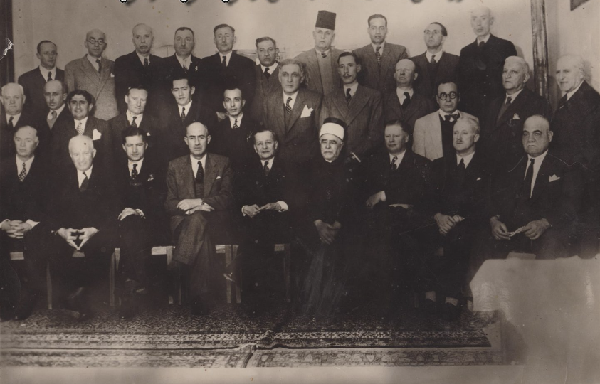  محافظُ اللاذقيَّة وأعضاءُ غرفة تجارة اللاذقيَّة وبعضُ الوجهاء في عام 1948م 