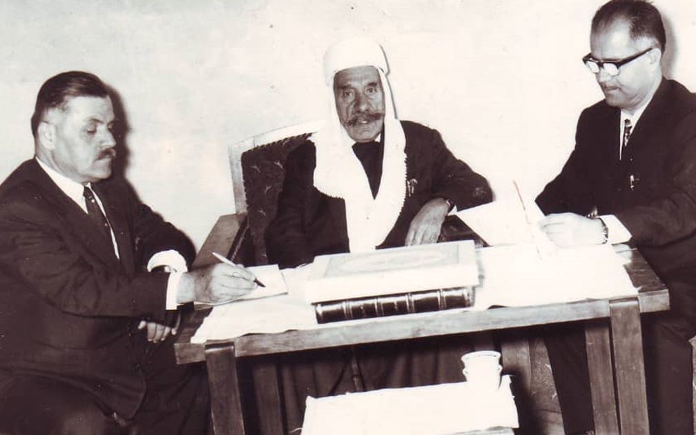 سلطان الأطرش يملي مذكراته على يوسف الدبيسي وصلاح مزهر عام 1972