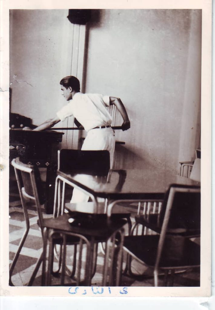 التاريخ السوري المعاصر - يوسف الدبيسي يلعب البلياردو في نادي الضباط في السويداء عام 1941