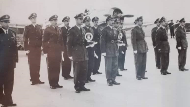 التاريخ السوري المعاصر - الطيار حافظ الأسد أثناء تكريم الطيارين المتفوقين عام 1954م