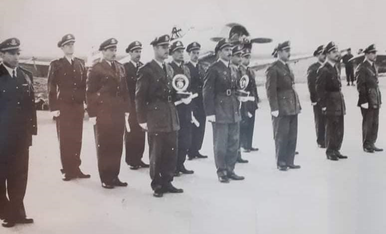الطيار حافظ الأسد أثناء تكريم الطيارين المتفوقين عام 1954م