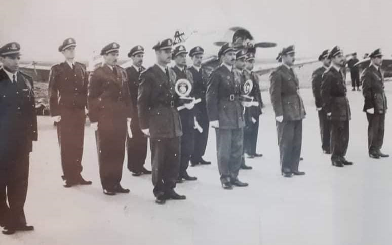 الطيار حافظ الأسد أثناء تكريم الطيارين المتفوقين عام 1954م