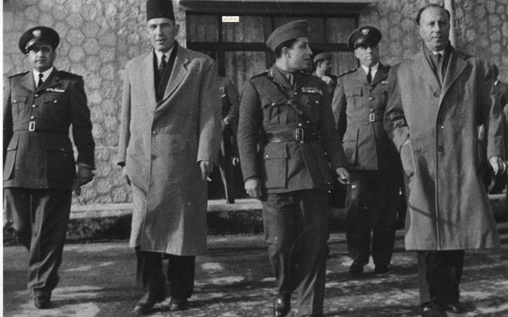 ملك العراق فيصل الثاني في مطار المزة عام 1954 (2)