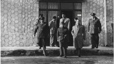 ملك العراق فيصل الثاني في مطار المزة عام 1954 (1)