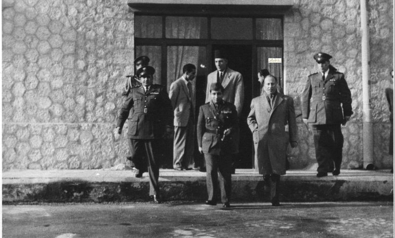 التاريخ السوري المعاصر - ملك العراق فيصل الثاني في مطار المزة عام 1954 (1)