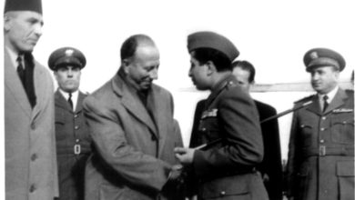 التاريخ السوري المعاصر - فيصل الثاني يصافح فيضي الأتاسي قبيل مغادرته مطار المزة عام 1954