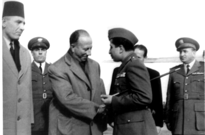 فيصل الثاني يصافح فيضي الأتاسي قبيل مغادرته مطار المزة عام 1954