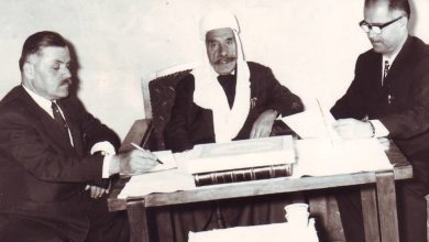 سلطان الأطرش يملي مذكراته على يوسف الدبيسي وصلاح مزهر عام 1972
