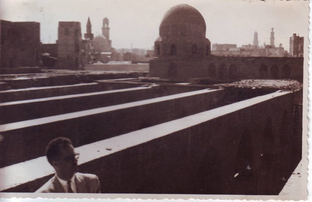 التاريخ السوري المعاصر - يوسف الدبيسي أمام جسور سقف مسجد الحاكم بعد ترميمه 1961