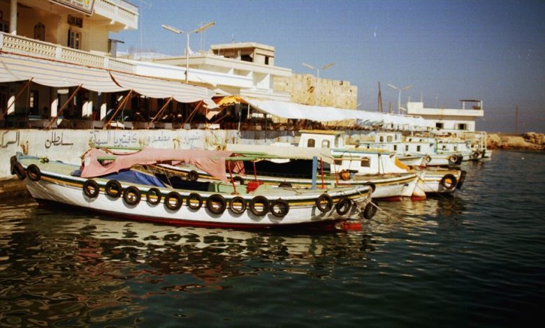 جزيرة أرواد -  الرصيف المقابل لمدينة طرطوس عام 1985م