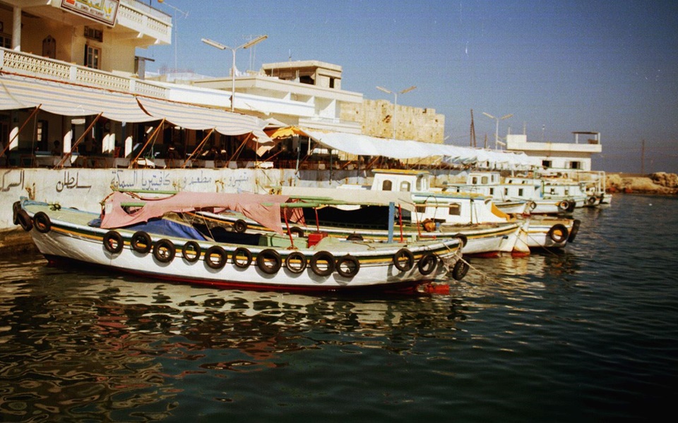 جزيرة أرواد -  الرصيف المقابل لمدينة طرطوس عام 1985م