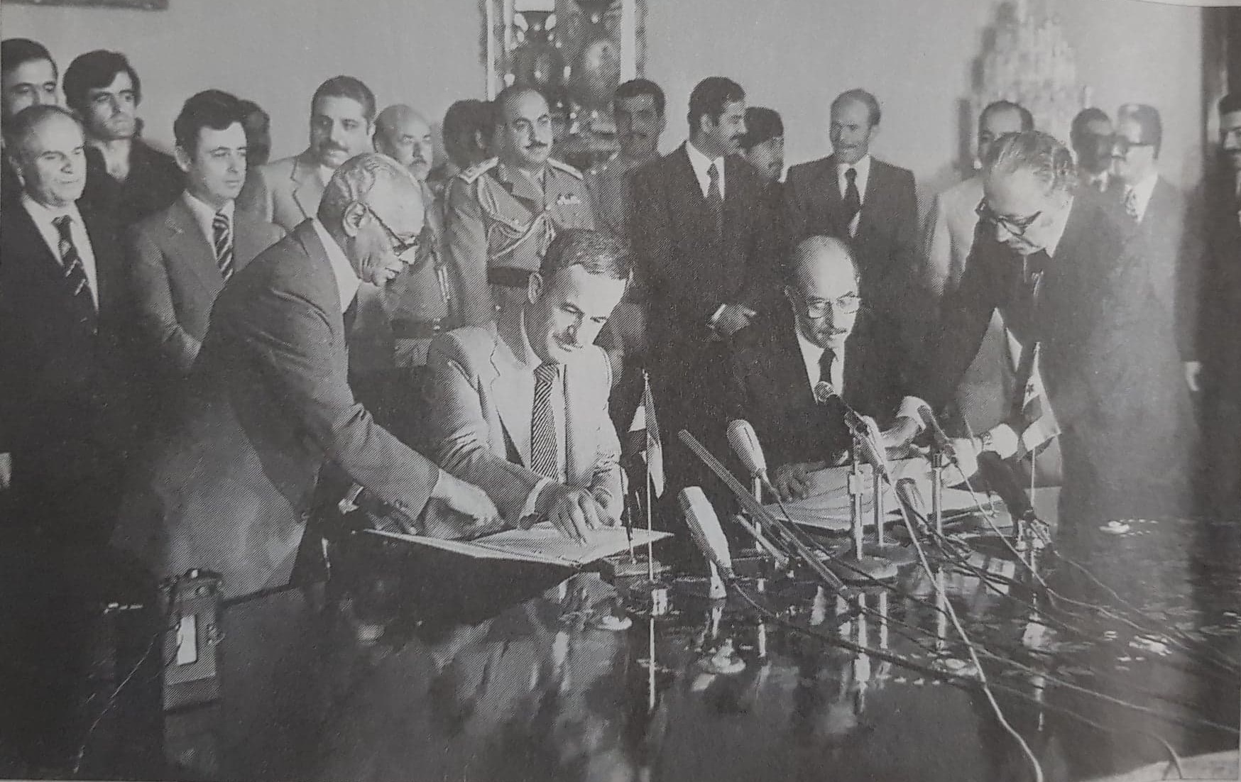 أحمد حسن البكر وحافظ الأسد يوقعان اتفاق إعلان الوحدة عام 1979