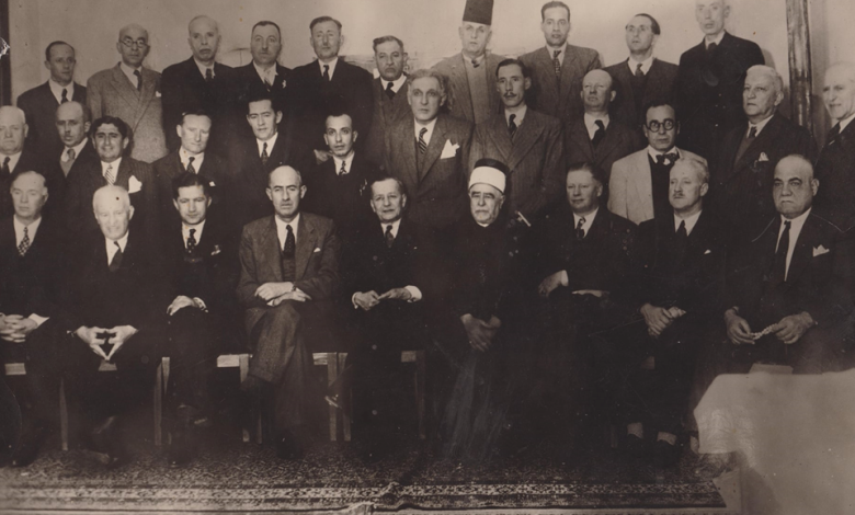  محافظُ اللاذقيَّة وأعضاءُ غرفة تجارة اللاذقيَّة وبعضُ الوجهاء في عام 1948م 