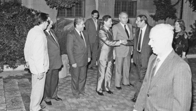 محمد سلمان يصافح محمود الزعبي في حفل تكريم الفنانين التشكيليين 1989م