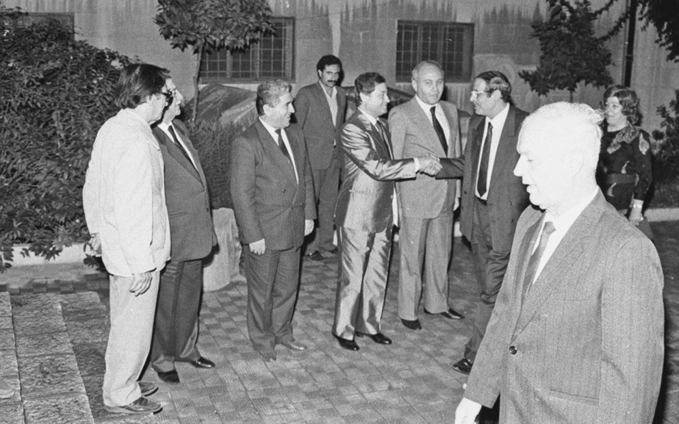 محمد سلمان يصافح محمود الزعبي في حفل تكريم الفنانين التشكيليين 1989م