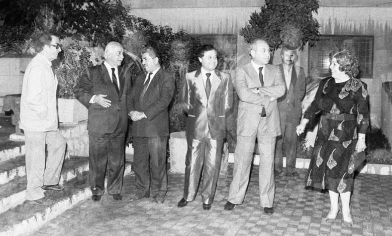 نجاح العطار ومحمد سلمان في انتظار رئيس الوزراء في حفل تكريم الفنانين التشكيليين 1989م