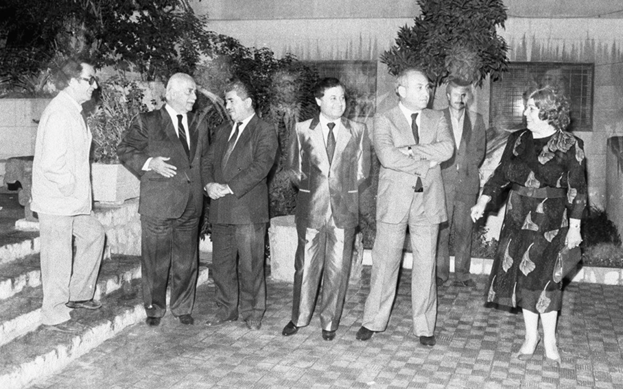 نجاح العطار ومحمد سلمان في انتظار رئيس الوزراء في حفل تكريم الفنانين التشكيليين 1989م