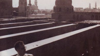 التاريخ السوري المعاصر - يوسف الدبيسي أمام جسور سقف مسجد الحاكم بعد ترميمه 1961