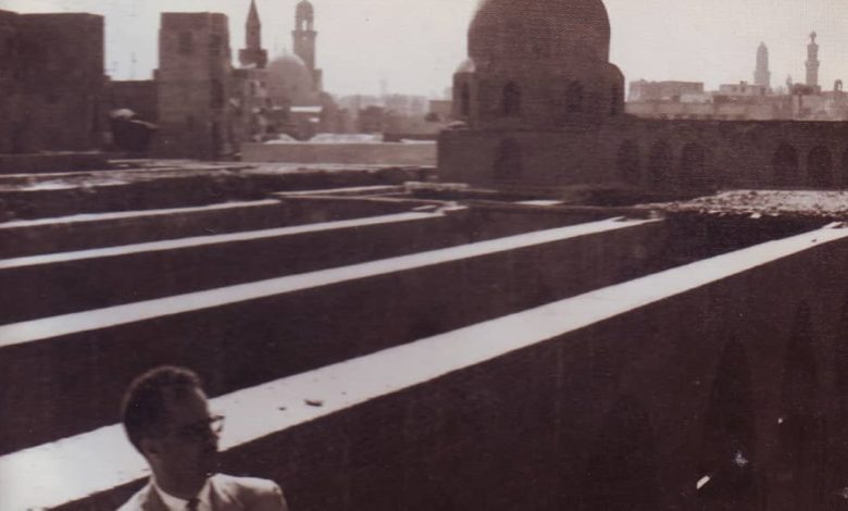 يوسف الدبيسي أمام جسور سقف مسجد الحاكم بعد ترميمه 1961