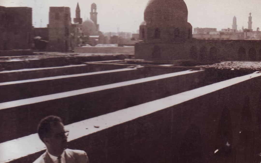 يوسف الدبيسي أمام جسور سقف مسجد الحاكم بعد ترميمه 1961