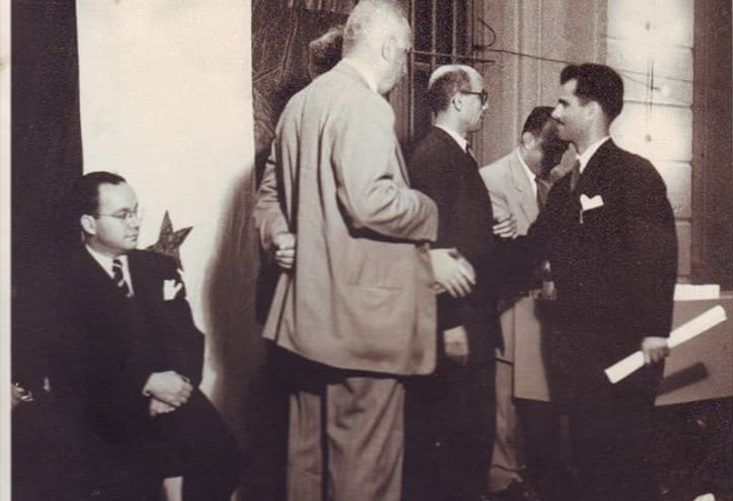 يوسف الدبيسي يتسلم شهادة إجازة في التاريخ - جامعة دمشق عام 1951