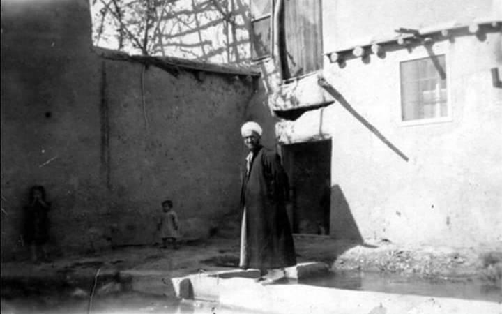 الشيخ أحمد كفتارو  في بلدة ببيلا في أربعينيات القرن العشرين