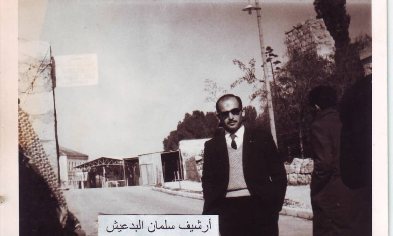 سلمان البدعيش أما بوابة ماندلبوم التي تفصل بين شطري القدس عام 1965