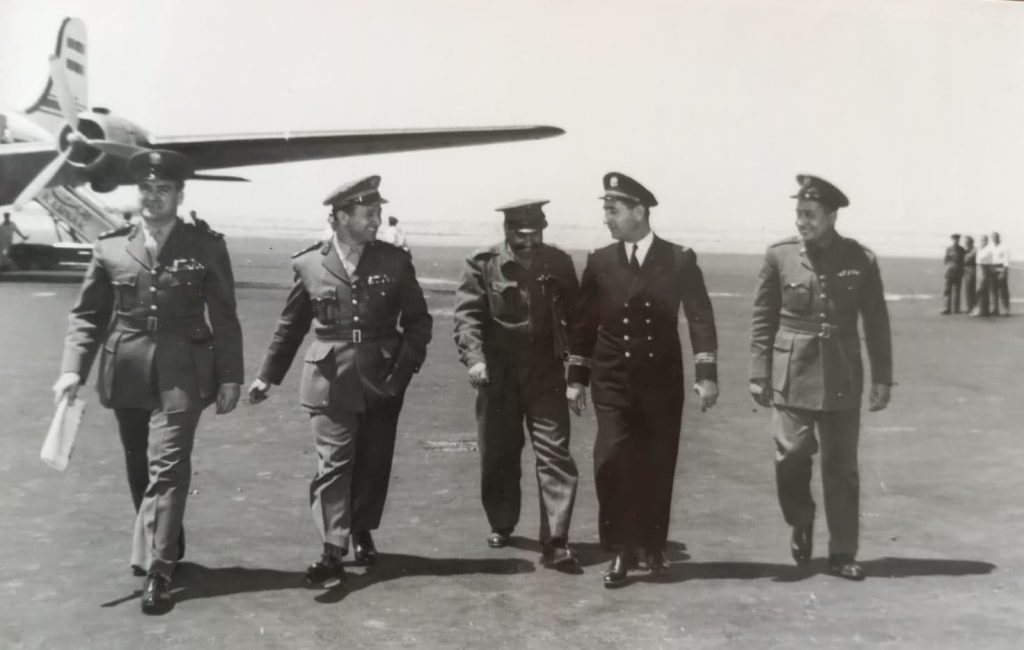التاريخ السوري المعاصر - مجموعة من الضباط السوريين في مطار المزة عائدين من زيارة لمصر عام 1956