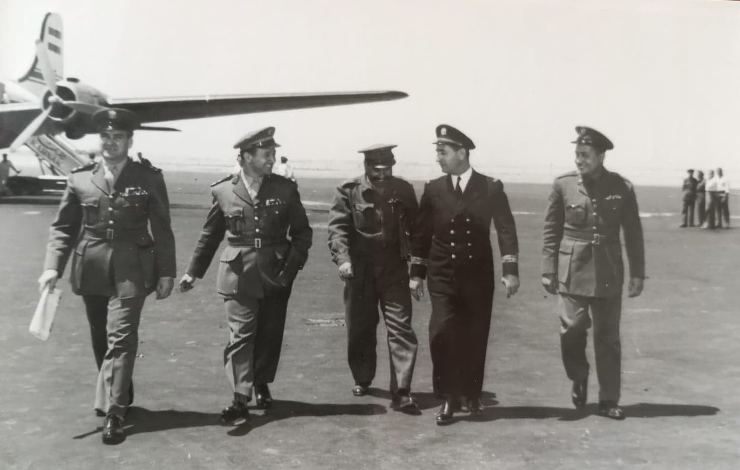 مجموعة من الضباط السوريين في مطار المزة عائدين من زيارة لمصر عام 1956