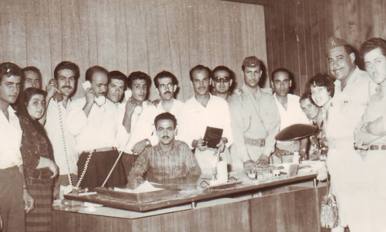 أعضاء في نادي الفنون الجميلة في السويداء في مكتب عبد الكريم قاسم في بغداد عام 1963