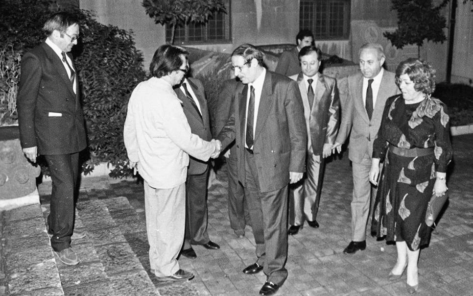 فاتح المدرس يصافح محمود الزعبي في حفل تكريم الفنانين التشكيليين عام 1989م