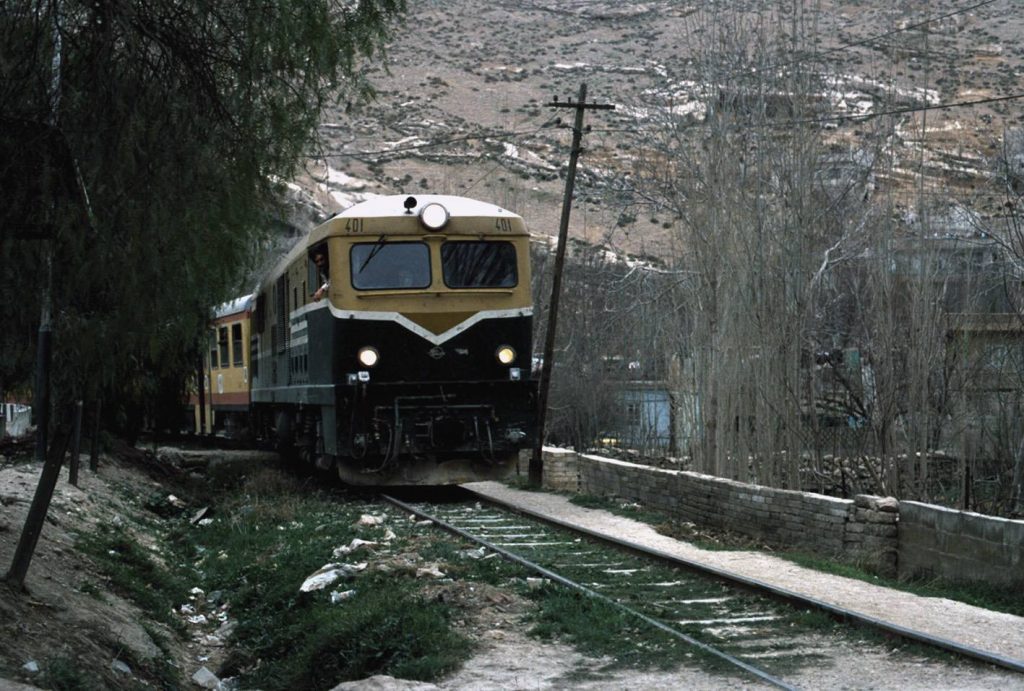 التاريخ السوري المعاصر - قطار الزبداني على طريق دمشق بيروت القديمة قبل بلدة دمر عام 1982