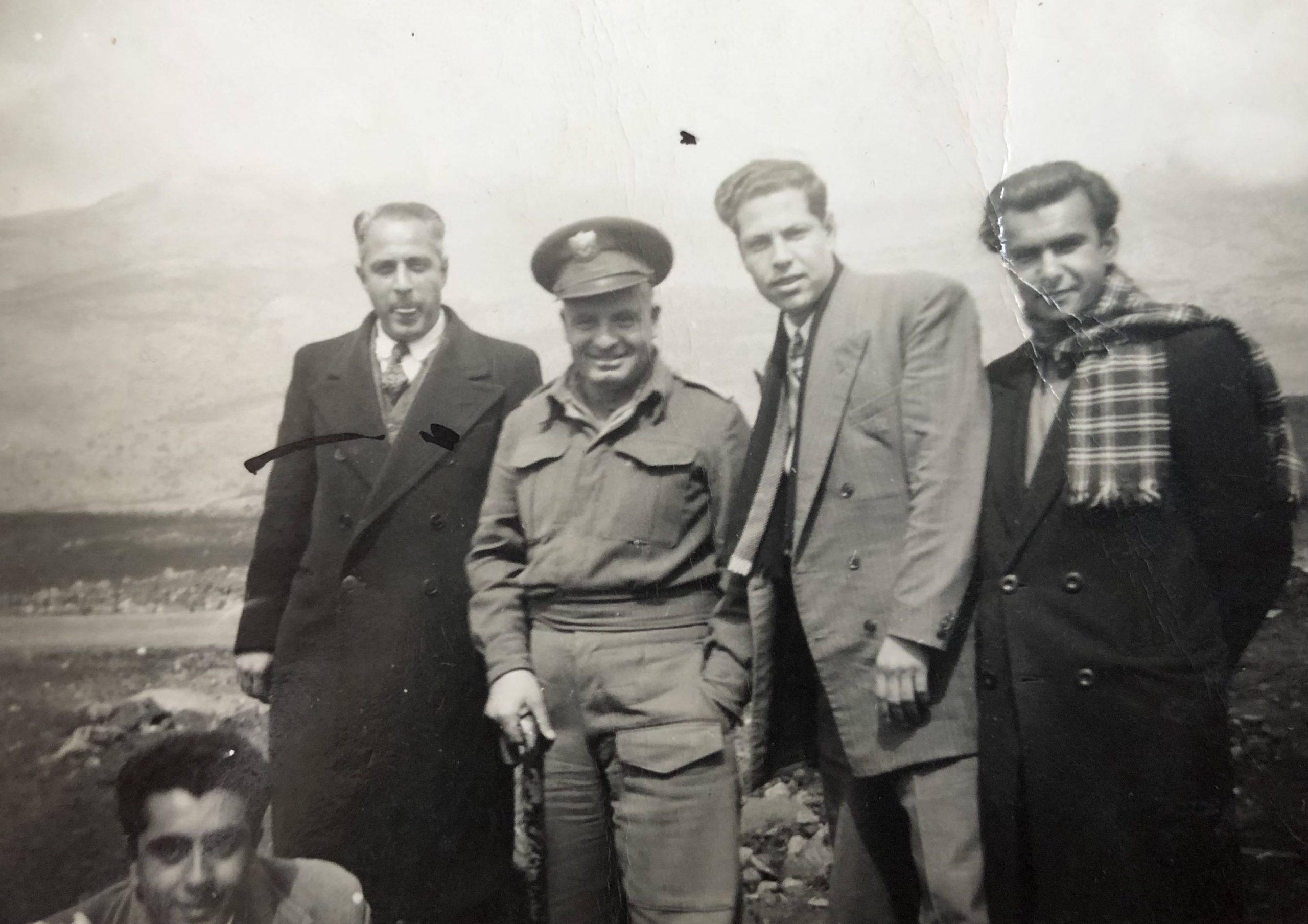 التاريخ السوري المعاصر - جمال الفيصل مع عدد من طلاب وأساتذة الجامعة في الجولان 1948