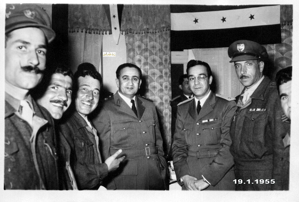 توفيق نظام الدين وظافر الجندي في حفل تخرج دورة آمر فصيل ميكانيك في دمشق 1955 (7/3)