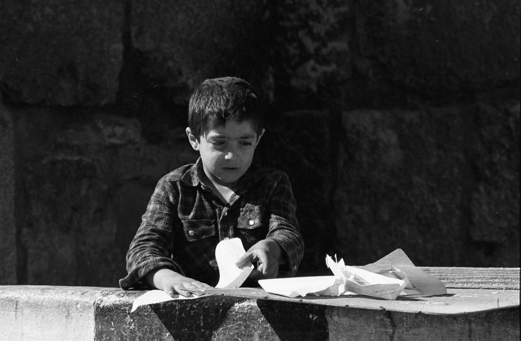 التاريخ السوري المعاصر - طفل في دمشق القديمة يصنع زوارق من ورق عام 1987م (2)