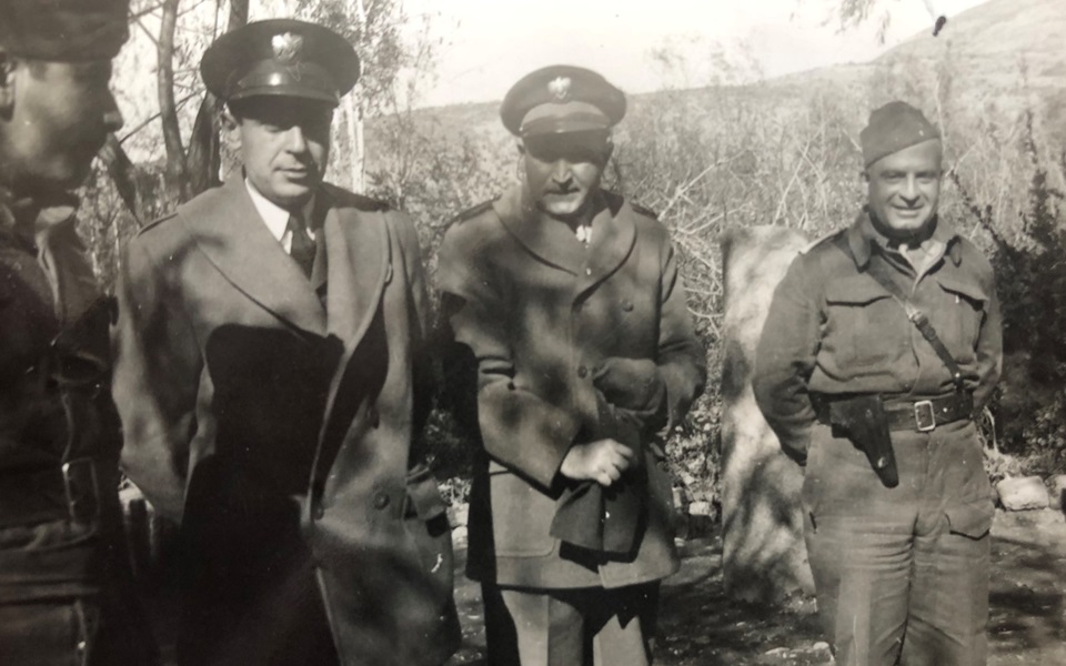 جمال الفيصل مع عدد من الضباط أثناء زيارة الرئيس القوتلي للجبهة 1948م