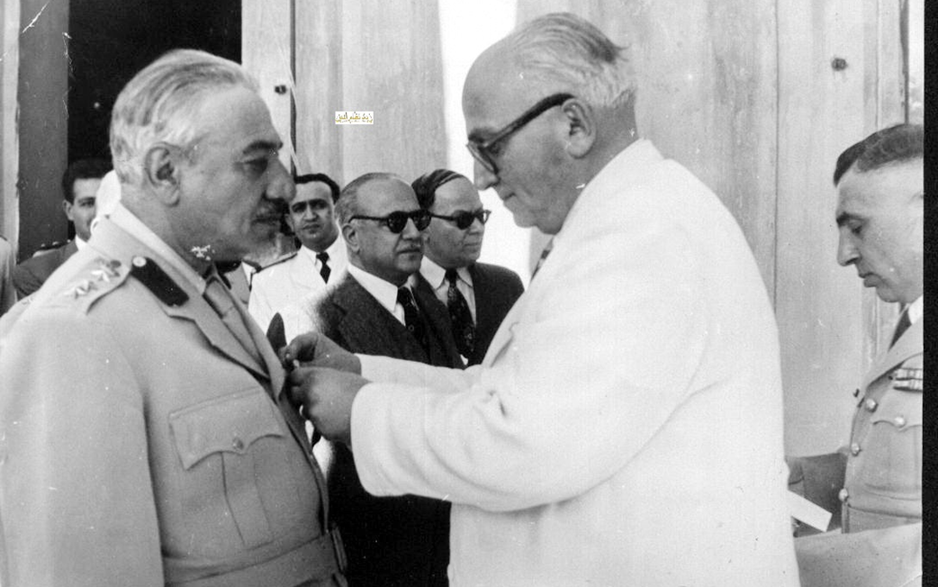 خالد العظم يقلد أحد الضيوف وساماً في صيف عام 1951م