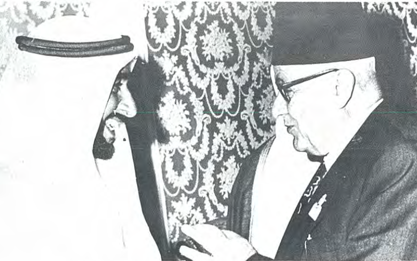 الشيخ زايد بن سلطان وبدر الدين الشلاح في أبو ظبي عام 1971