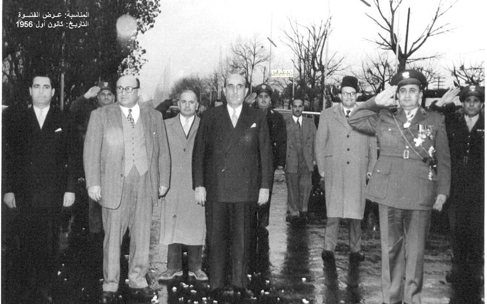 شكري القوتلي أثناء عزف النشيد الوطني في عرض الفتوة عام 1956 (5)