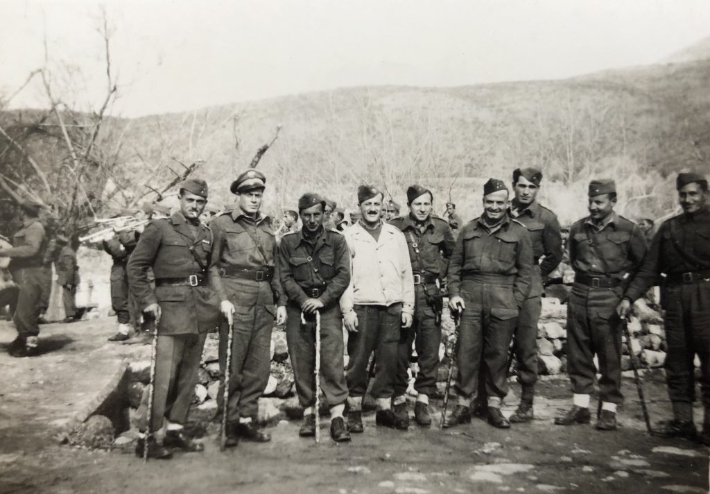 التاريخ السوري المعاصر - أفراد من الفوجين الرابع والسادس في منطقة التل الأحمر قرب قرية بانياس في الجولان 1948