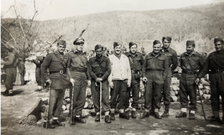 التاريخ السوري المعاصر - أفراد من الفوجين الرابع والسادس في منطقة التل الأحمر قرب قرية بانياس في الجولان 1948