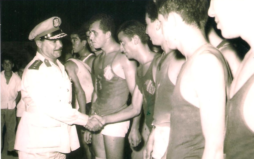 قائد المنطقة الساحلية يصافح الفريق الرياضي لنادي الشرق في اللاذقية