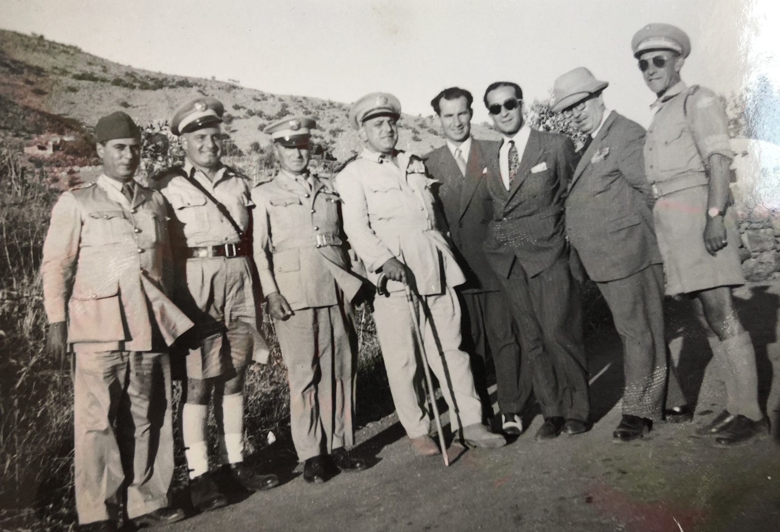 المقدم جمال الفيصل مع بعض قيادات الجيش عام 1948